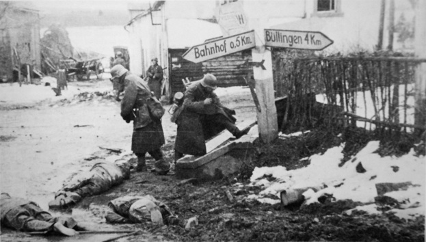 German troops at crossroads in Honsfeld, 17 December 1944